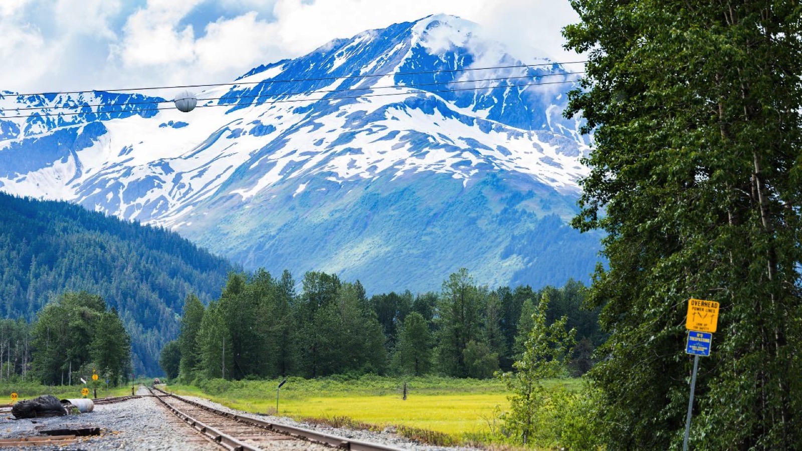 Alaska Railway to Seward along the lake and mountain