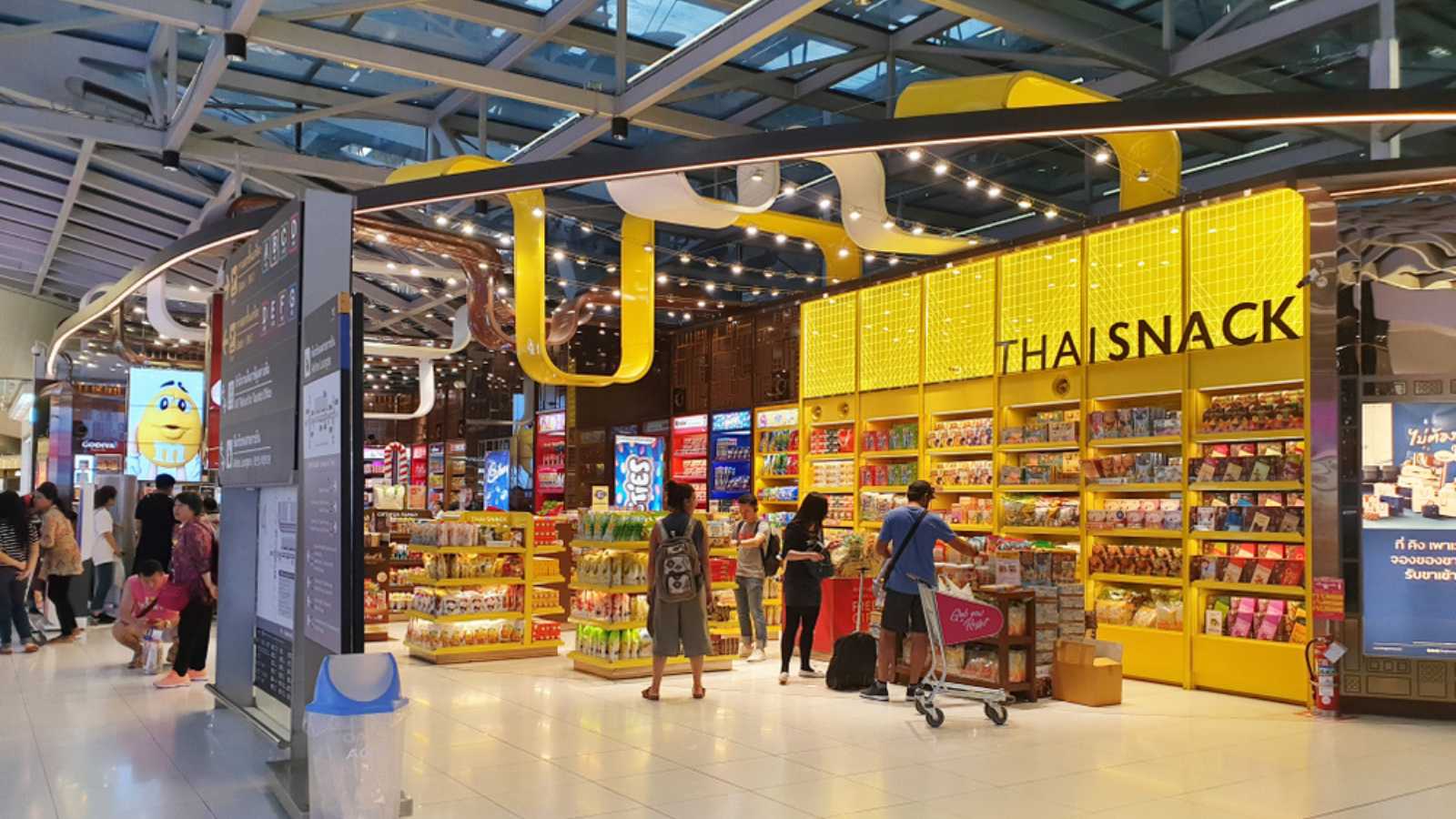 Buying-snacks-in-airport