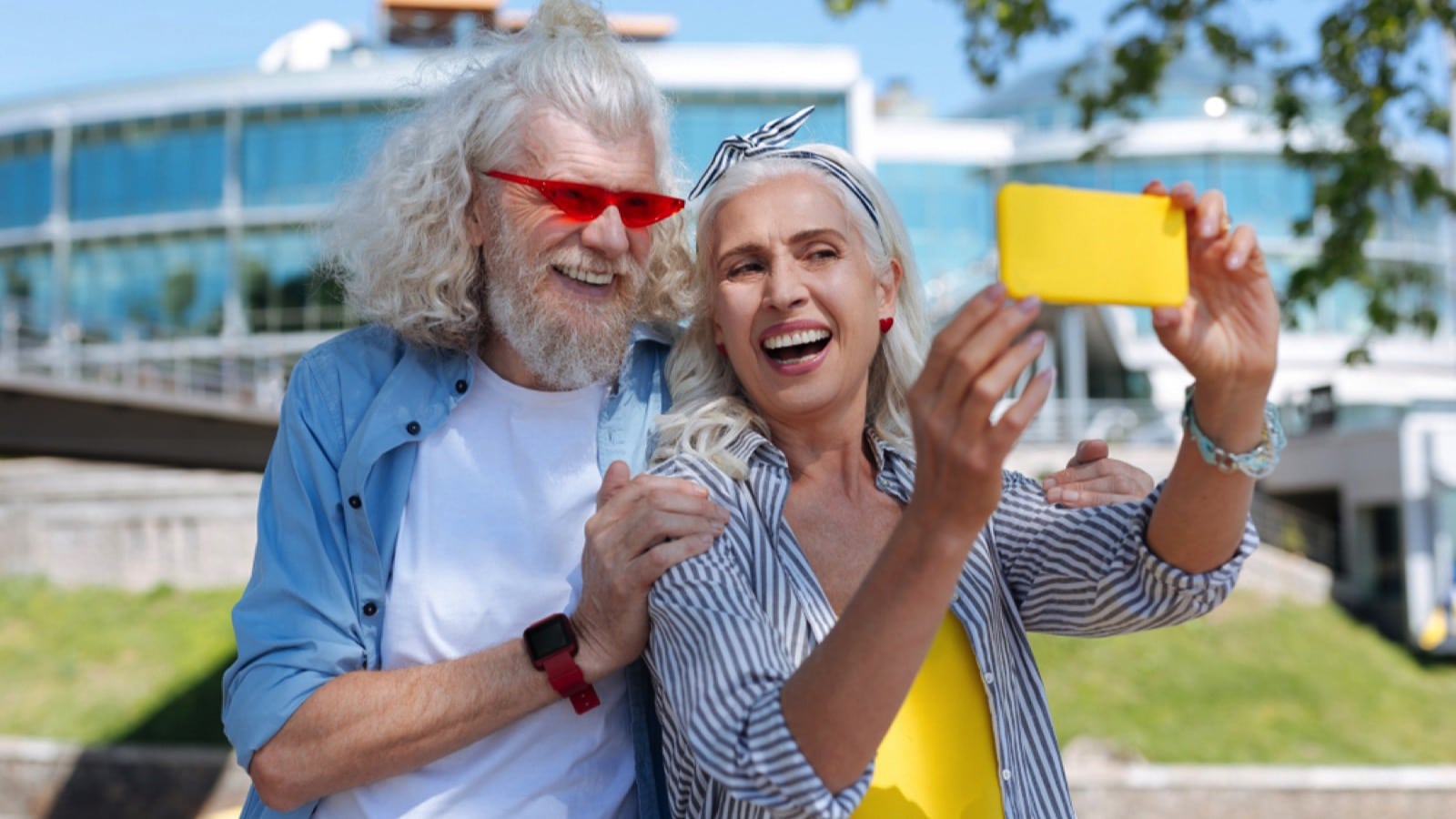 Baby-Boomers-taking-selfie