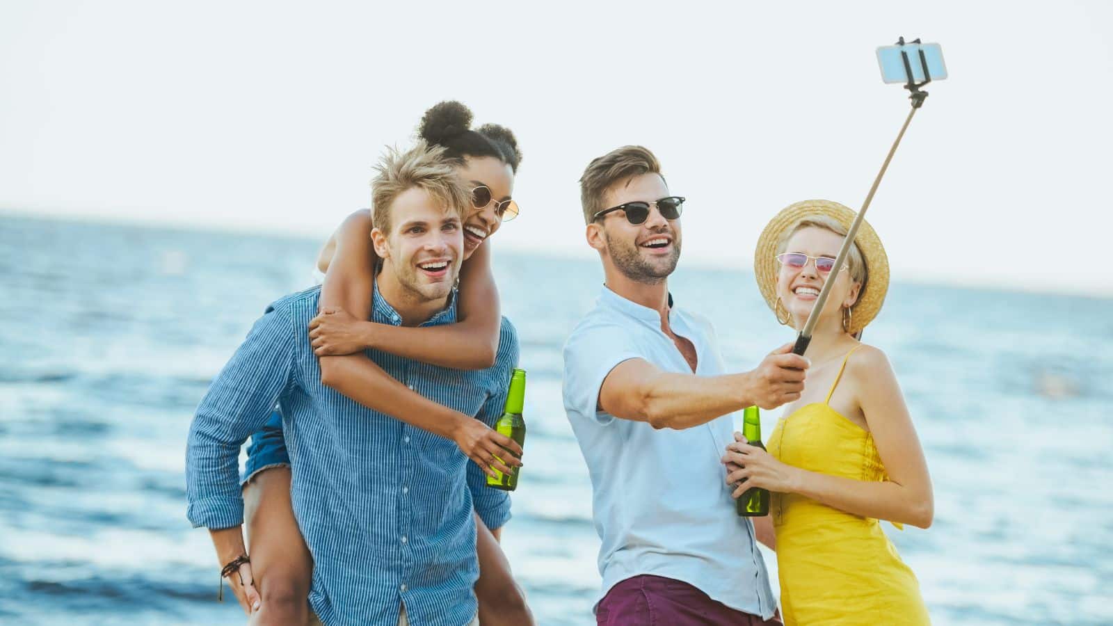 Couples-taking-a-selfie-by-the-beach