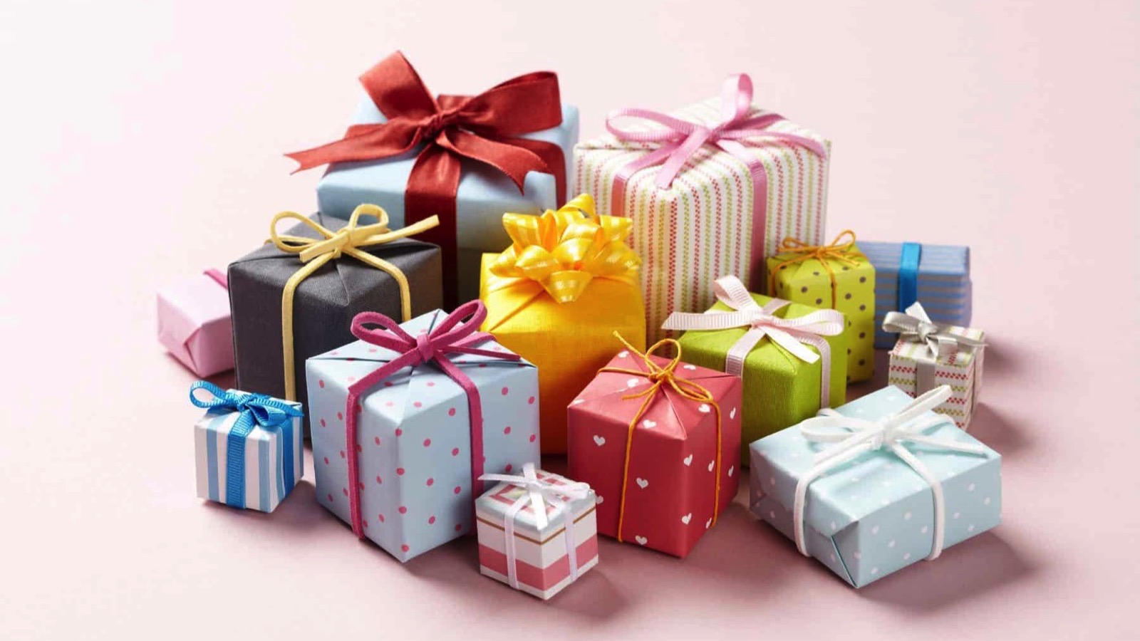 Cute-gift-boxes-on-pink-background.-Cute-Gift-boxes-with-Cute-bow