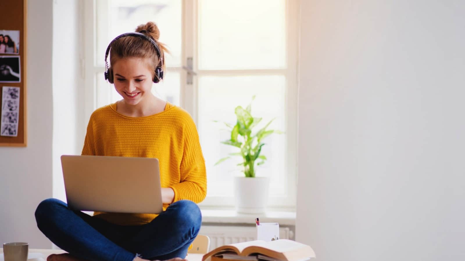 Happy-woman-with-headphone-working