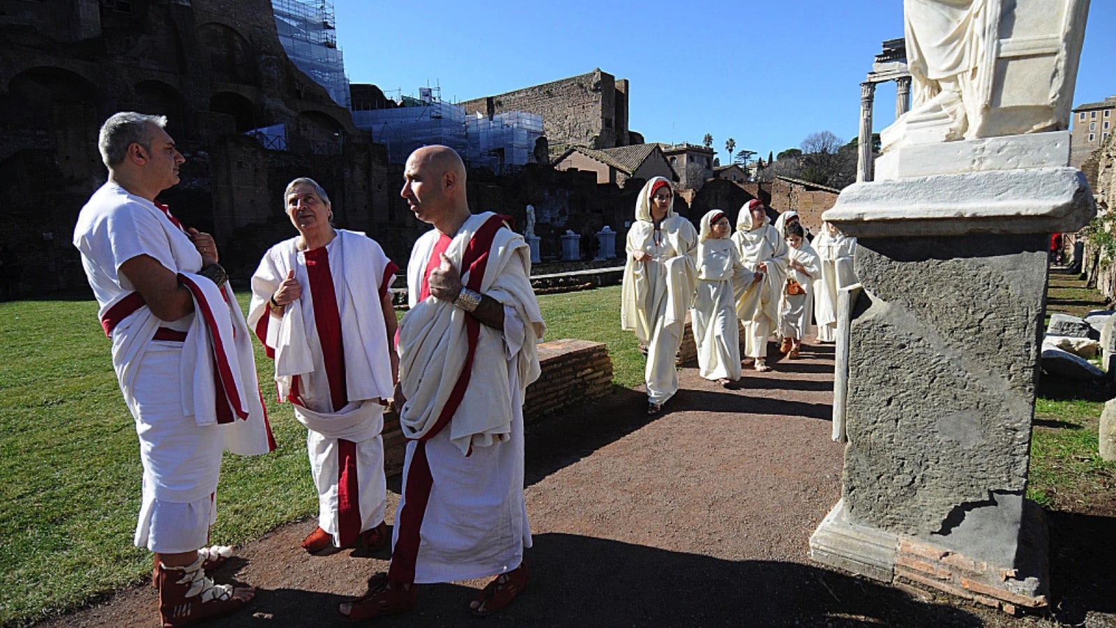 People-dressed-like-ancient-romans-Rome