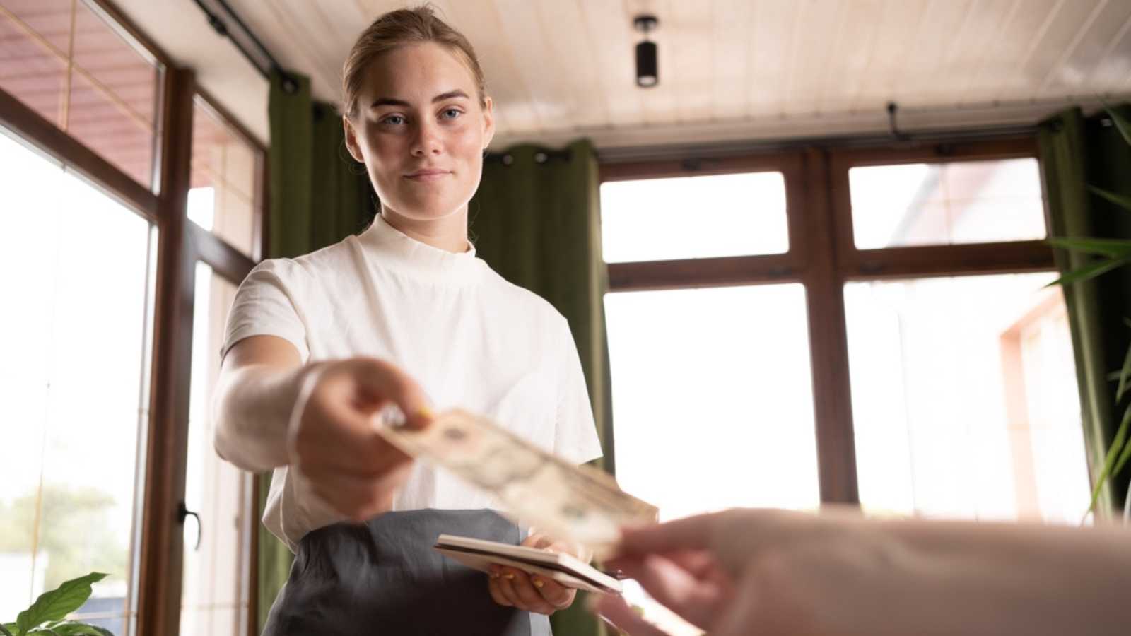 Waitress-getting-tipped