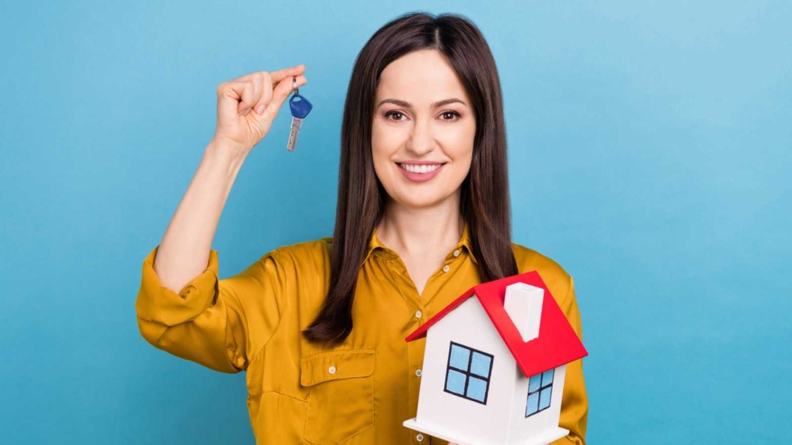 Woman-with-house-keys