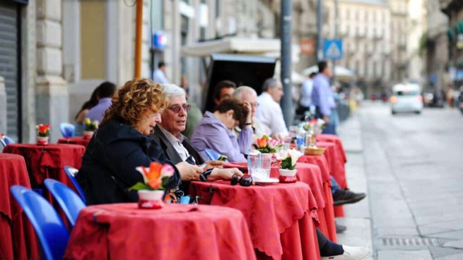 outdoor-cafe-in-italy