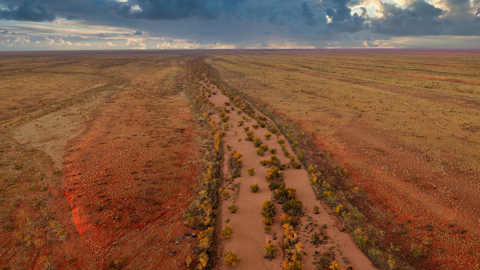 A bird's-eye view of a way in the desert