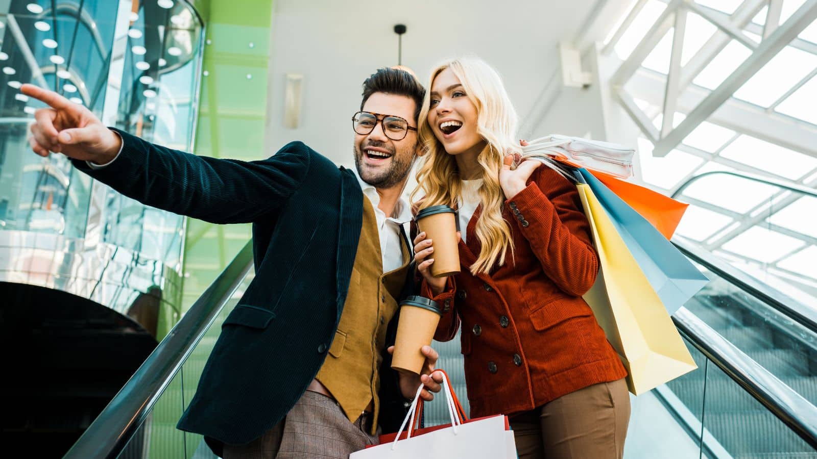 Fashionable-couple-shopping