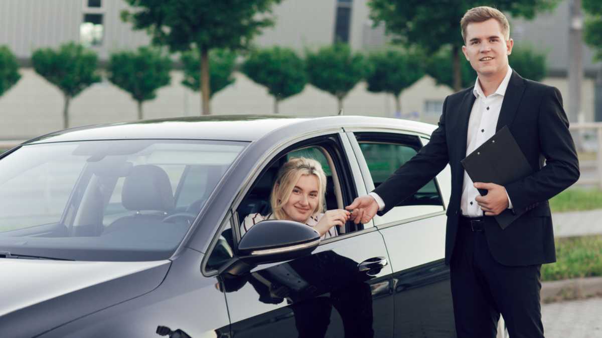 Salesman shows car