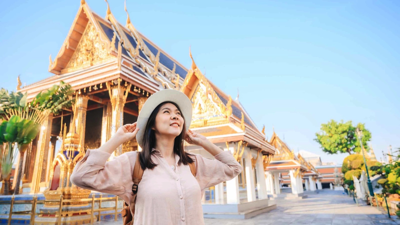 Smiling-tourist-behind-a-temple