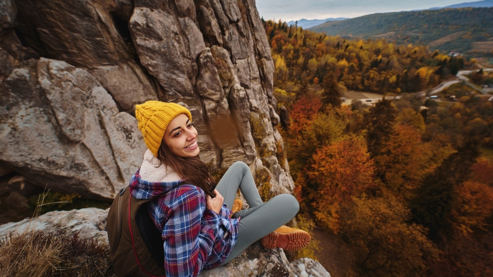 Traveler-sitting-in-cliff-edge-in-national-park