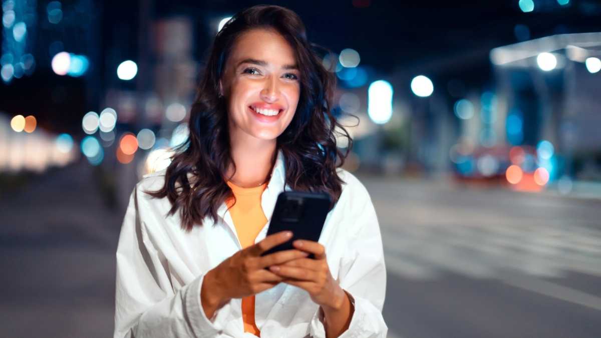 Traveler-woman-walking-at-night