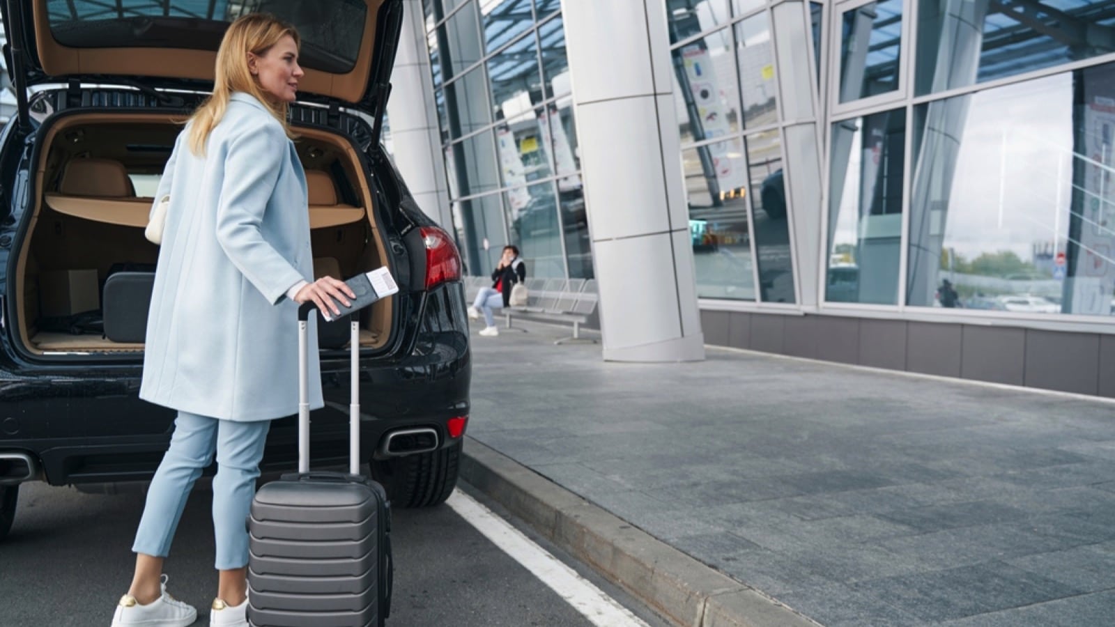 Woman-packing-in-car-in-airport