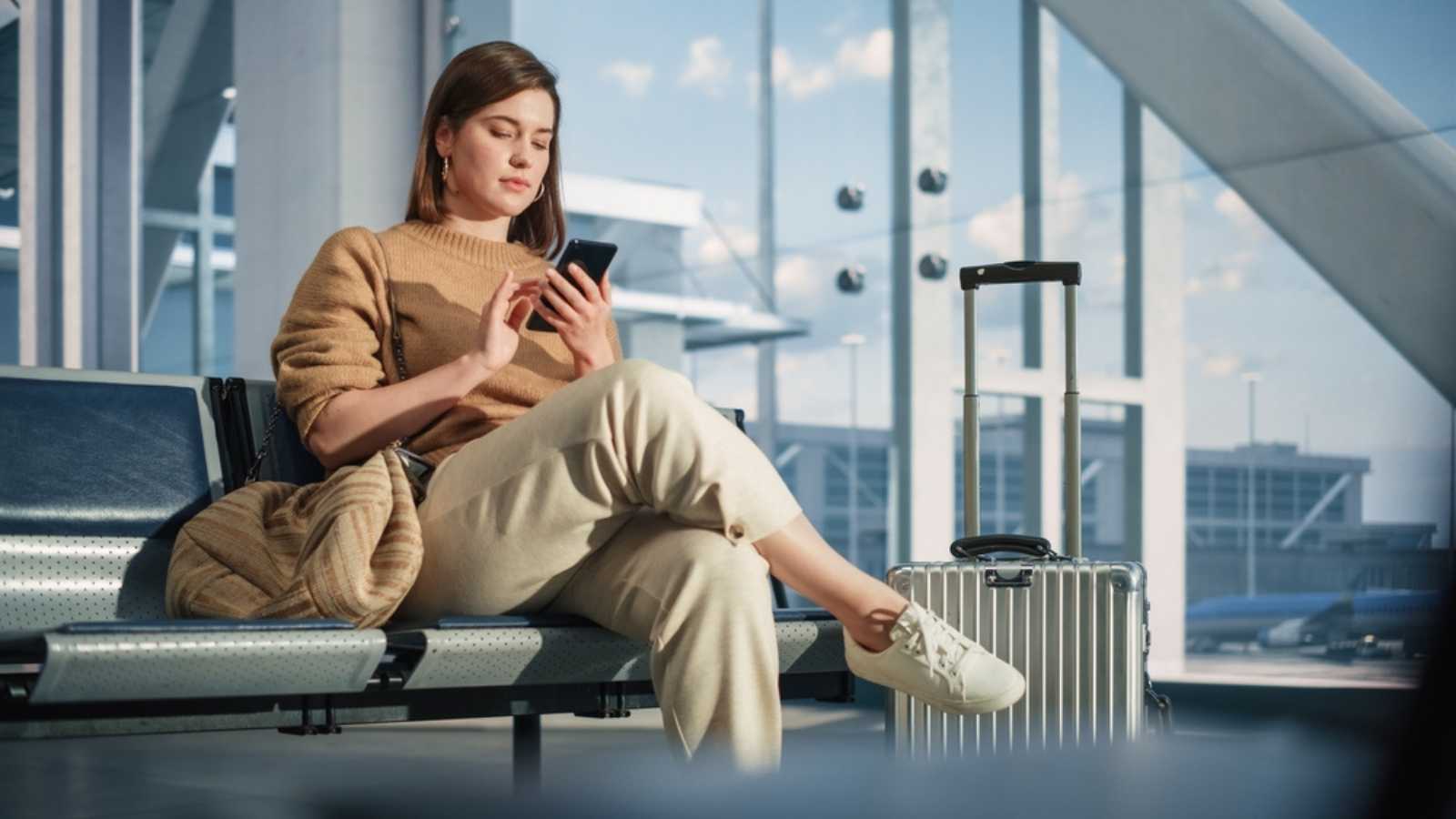 Woman-with-bag-in-airport