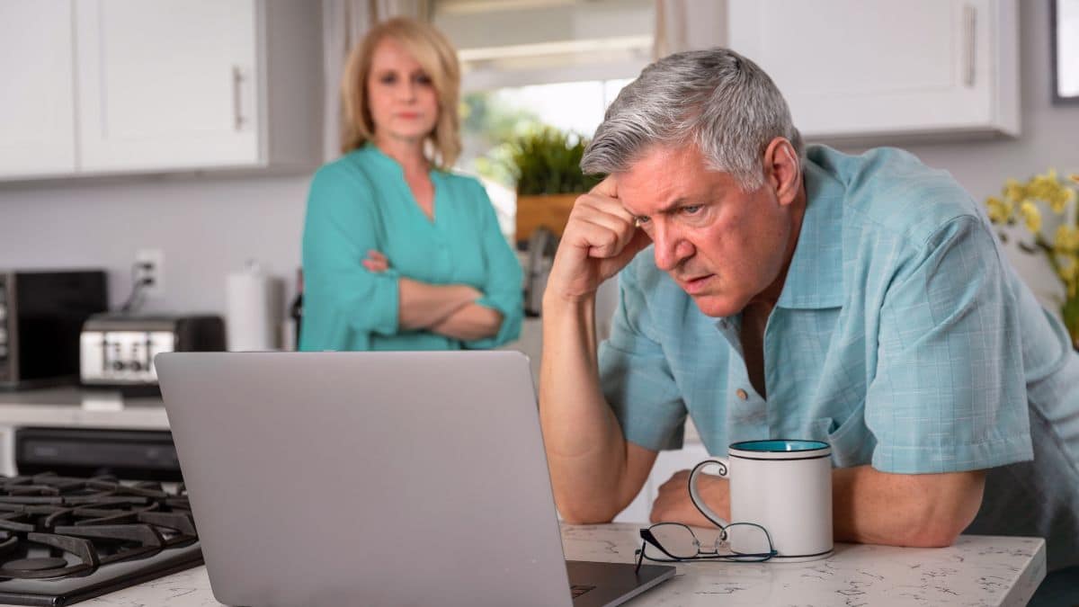 frustrated-man-on-computer