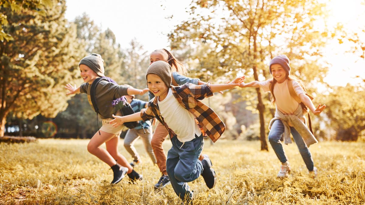 kids-running-through-field