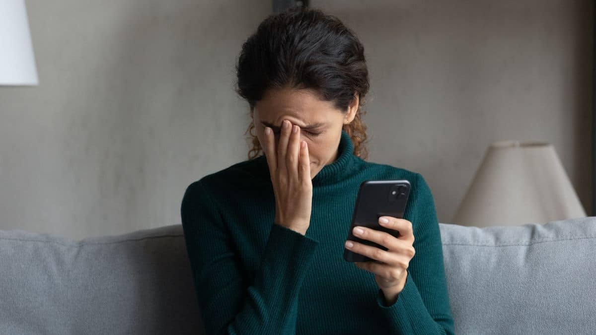 upset-woman-on-phone