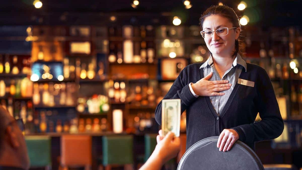 waitress-receiving-a-tip