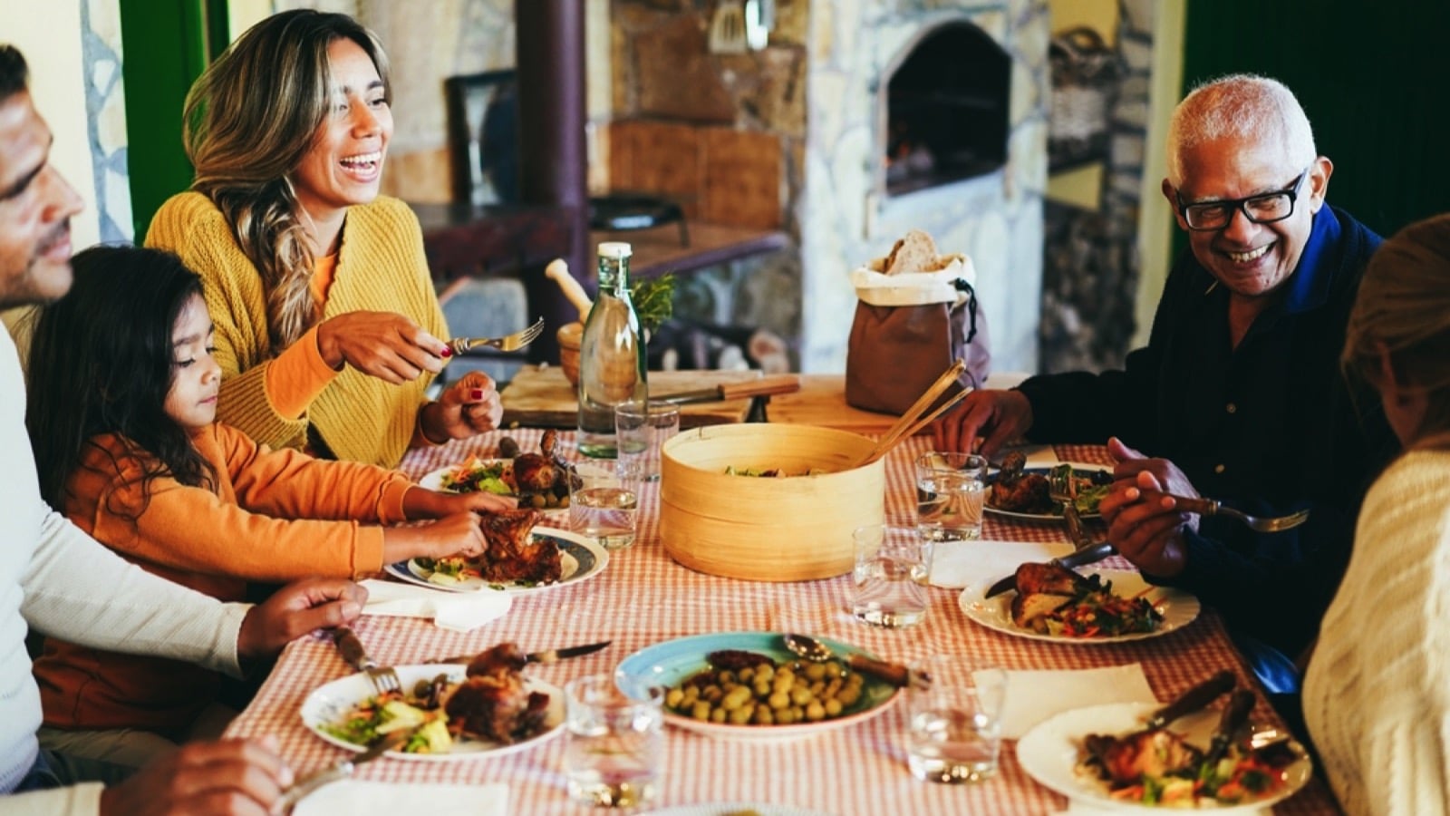 Family-eating-dinner