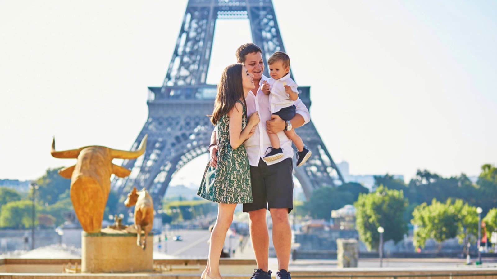 Happy-family-standing-in-front-of-the-Eiffel-tower