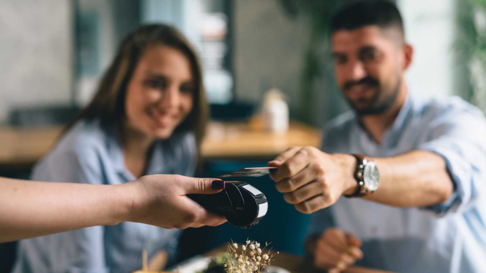 Man-paying-bill-in-restaurant