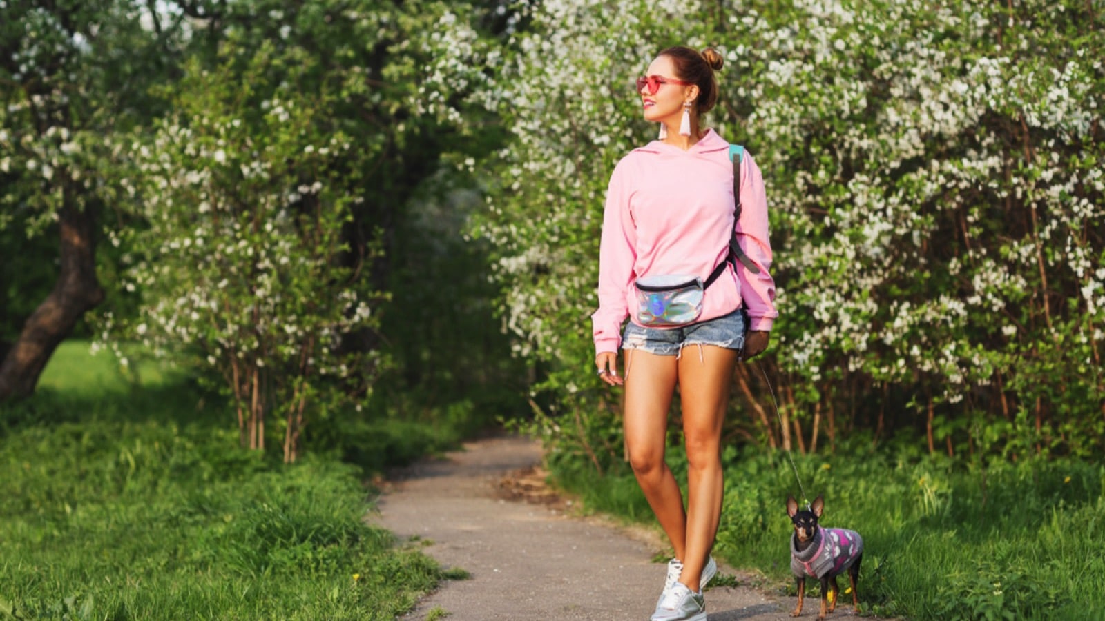 Traveler-woman-wearing-bun-hairstyle