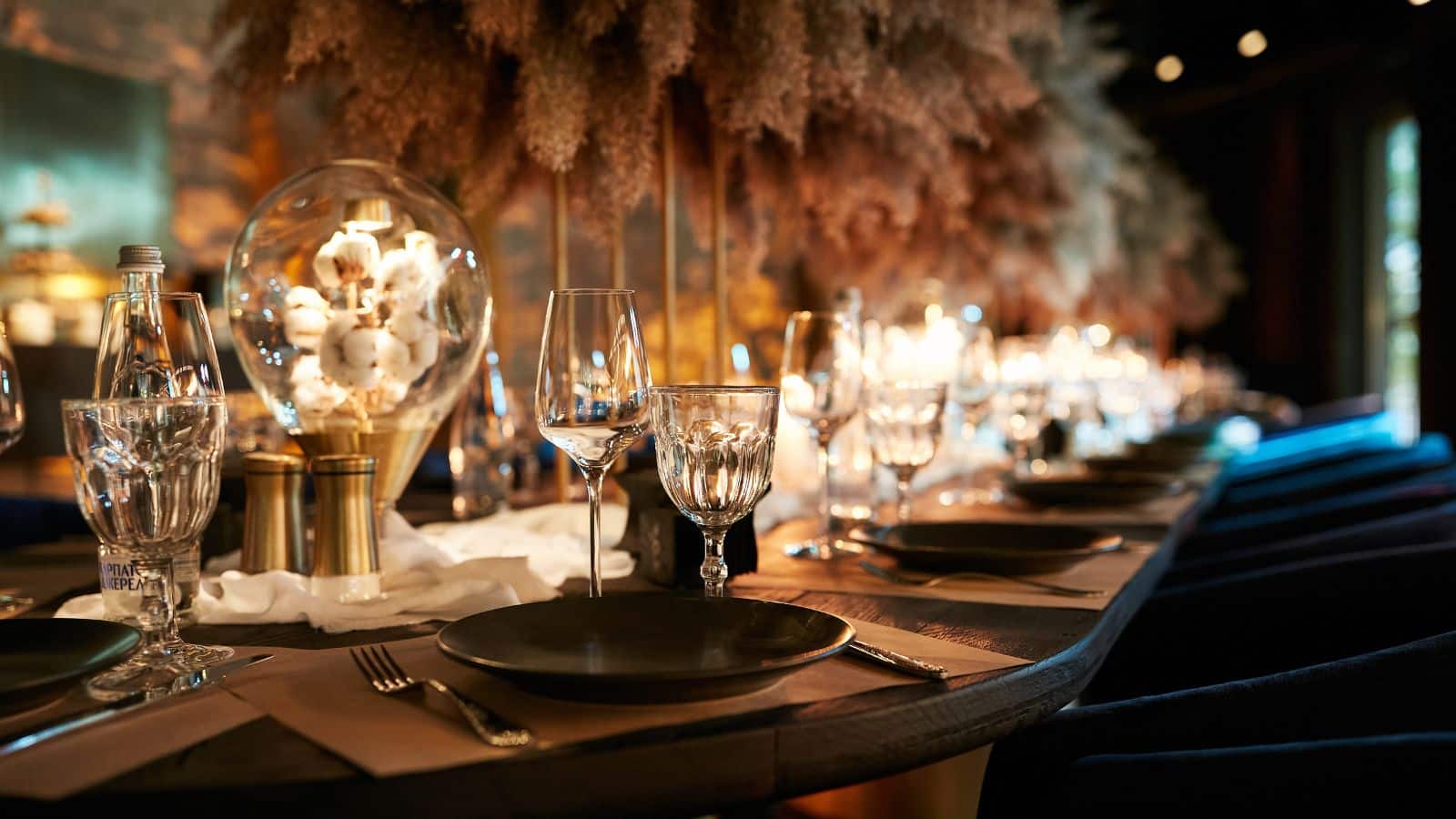 The-served-table-in-the-luxury-restaurant